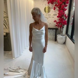 NWTO Grace Loves Lace Aura dress size small and Henri 90 cm veil